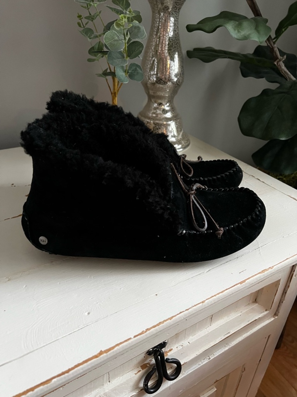 Sz 10 UGG Black Suede Shearling Moccasin Slippers - Picture 2 of 6